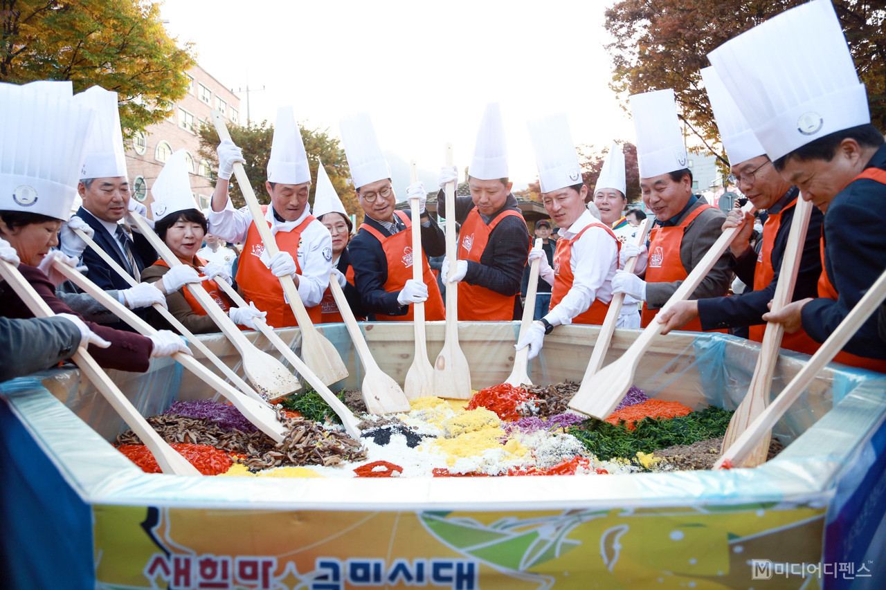 2023구미푸드축제 1천명분의 비빔밥 퍼포먼스가 진행되고 있다.