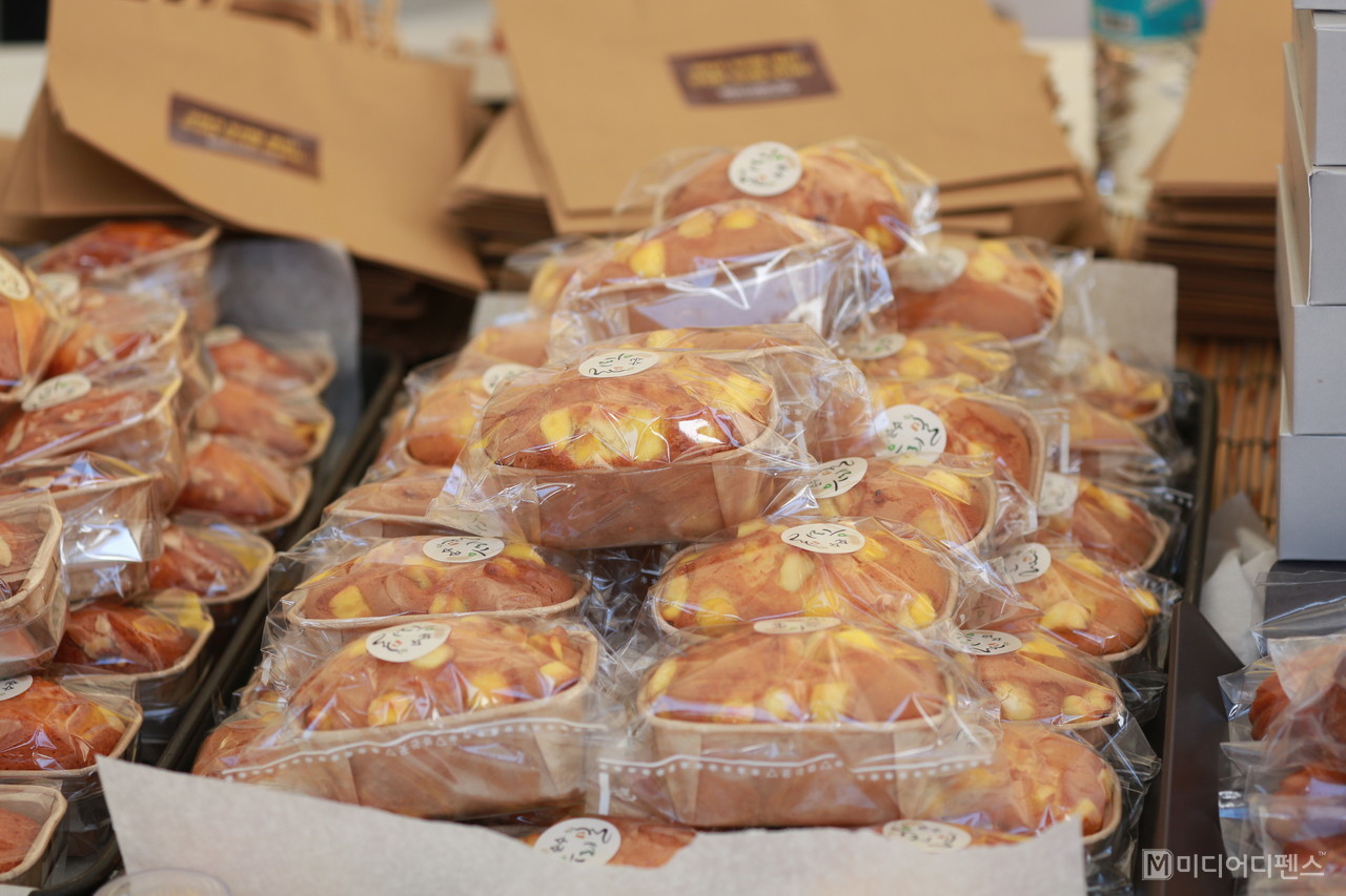 2023구미푸드페스티벌에 첫 출품된 우리밀빵이 전시 판매되고 있다.