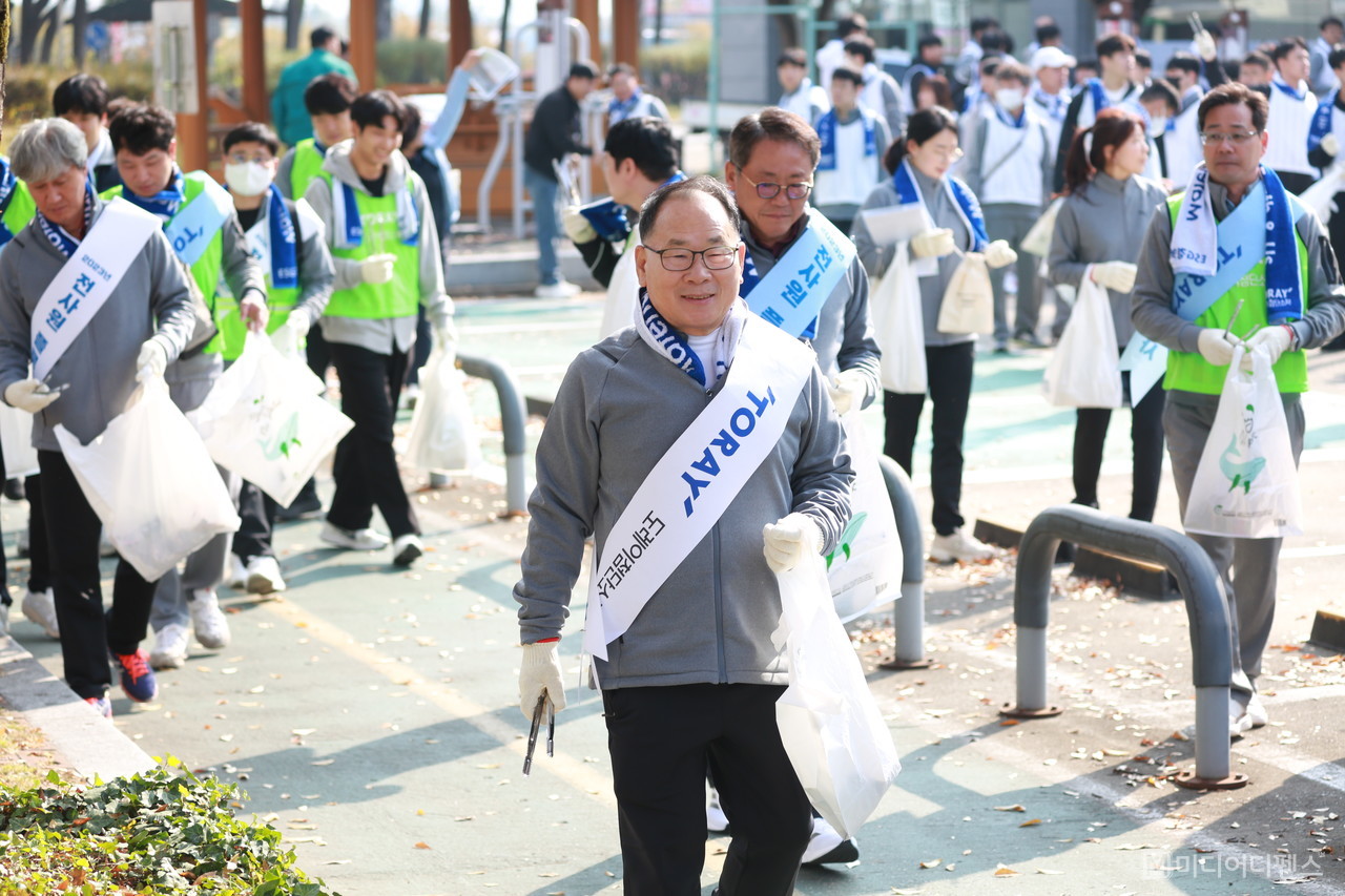 도레이첨단소재가 지역사회 소통을 위한 플로킹 행사를 개최하고 환경 취약지역 정화운동을 펼쳤다.