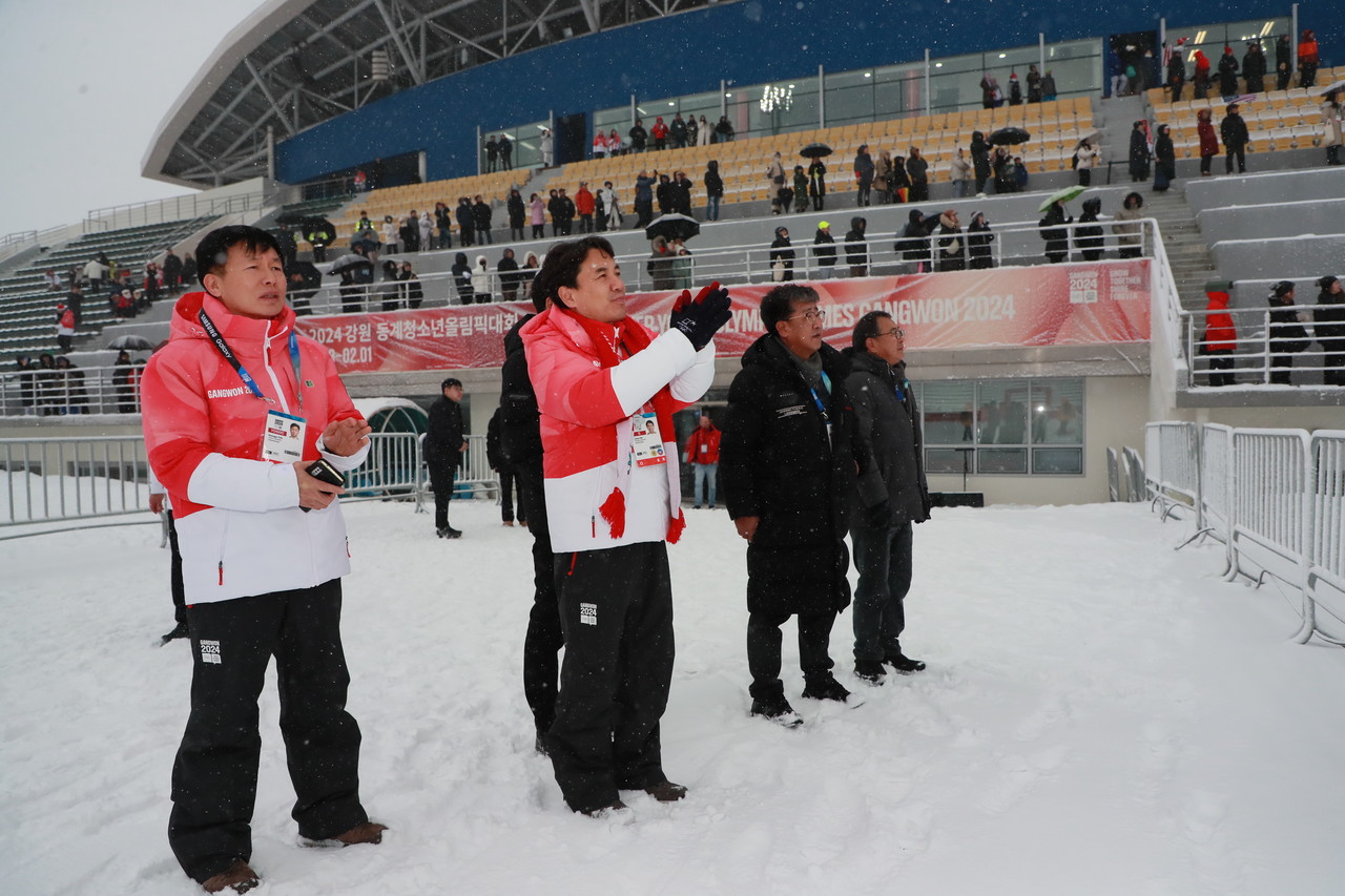 김진태 강원특별도지사가 20일 알펜시아 스키점프센터를 방문하고 경기운영관계자를 격려 했다.
