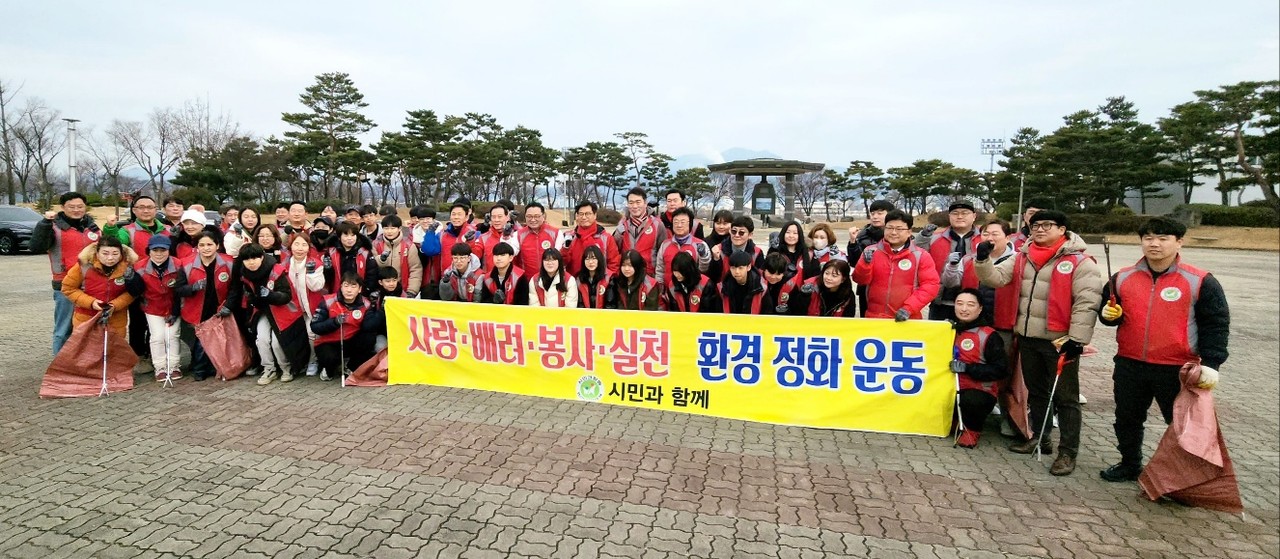지역 봉사단체 ‘시민과함께’가 3일 오전, 지역 청소년 30여명을 비롯한  100여명의 회원이 참여한 가운데 구미시 동락공원 일대에서 봉사활동을 진행했다.