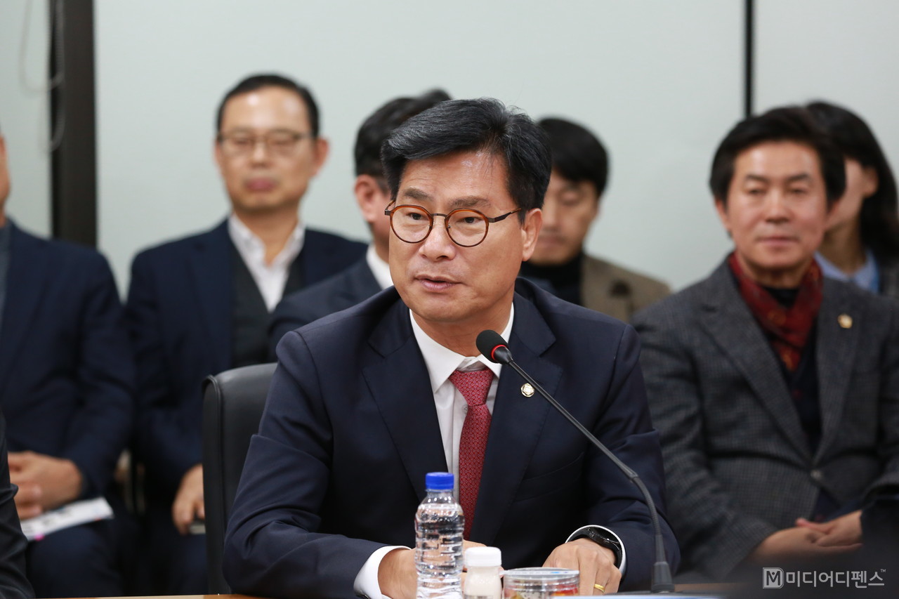 인사말을 하는 김영식 국회의원