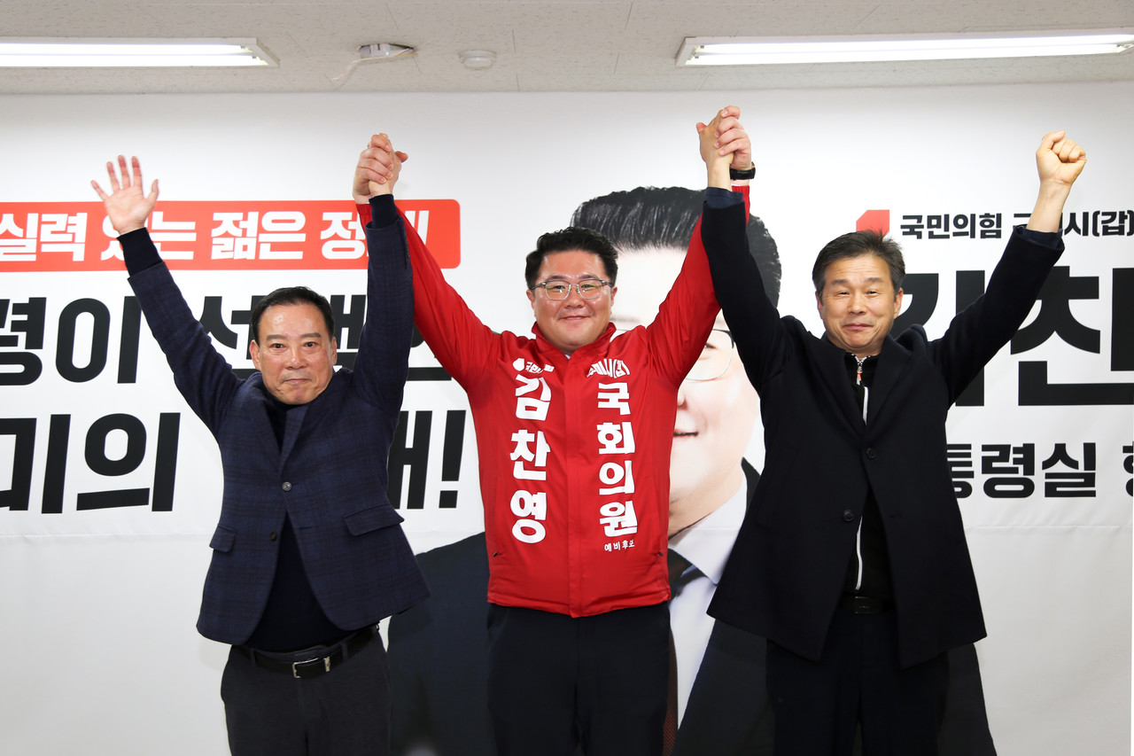 이태식, 박세진 예비후보가 김찬영후보 지지를 선언하고 있다.