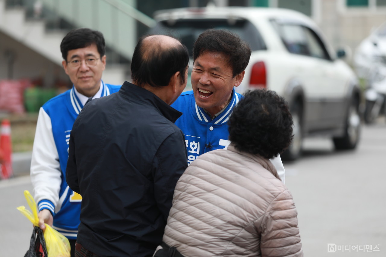 김현권 더불어민주당 후보가 해평장날 집중유세에서 지지자와 환하게 인사를 하고 있다.