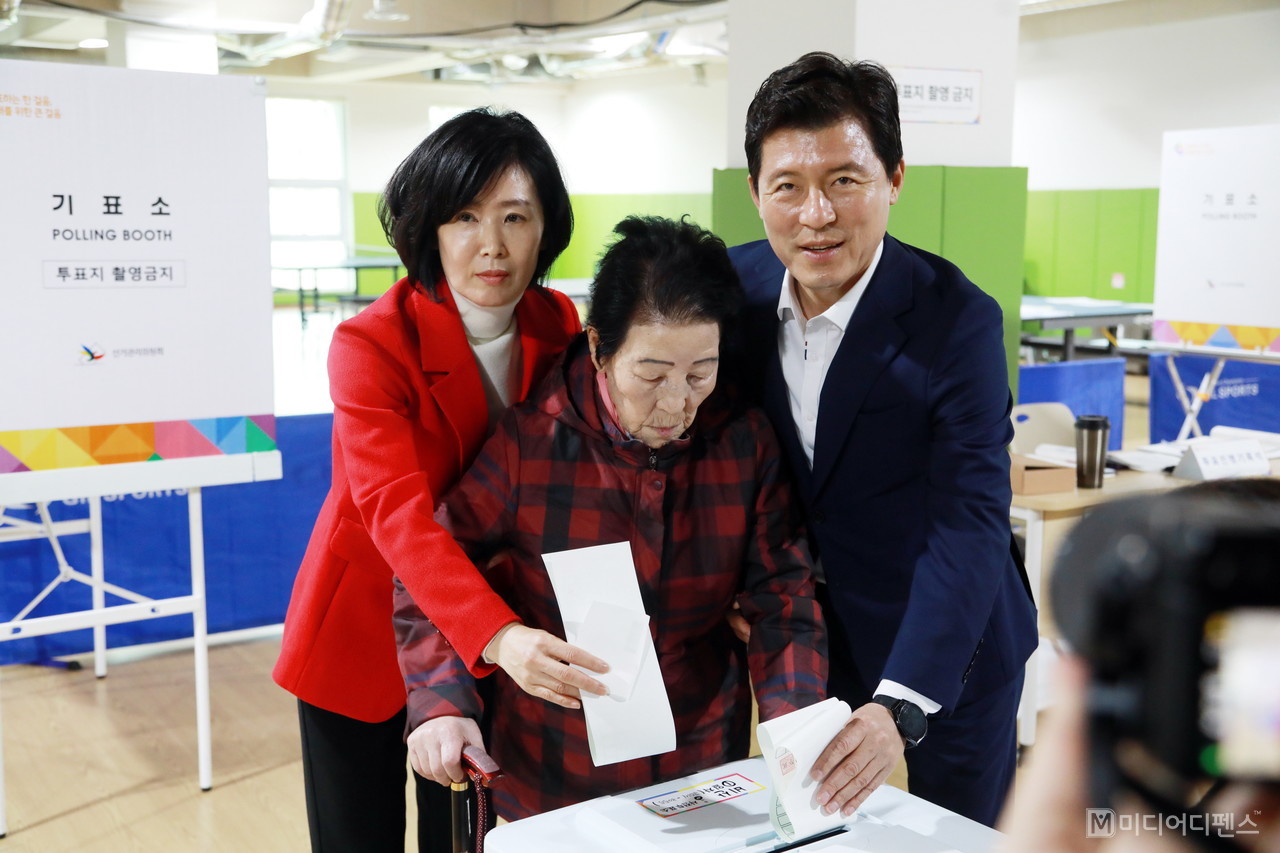 구자근 후보가 사전투표가 실시된 5일 오전 7시30분 비산동 한국 폴리텍 구미캠퍼스에 마련된 사전투표장을 노모와 함께 투표를 하고있다.
