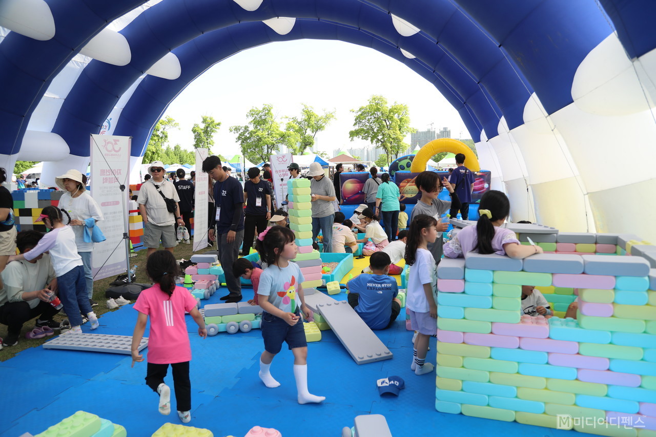 제30회 LG주부배구대회에 마련된 어린이 놀이시설
