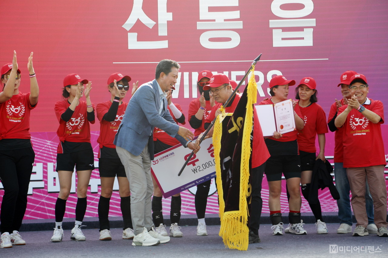 제30회 LG주부배구대회 우승팀인 산동읍 선수단이 김장호 구미시장으로 부터 우승기를 전달 받고 있다.